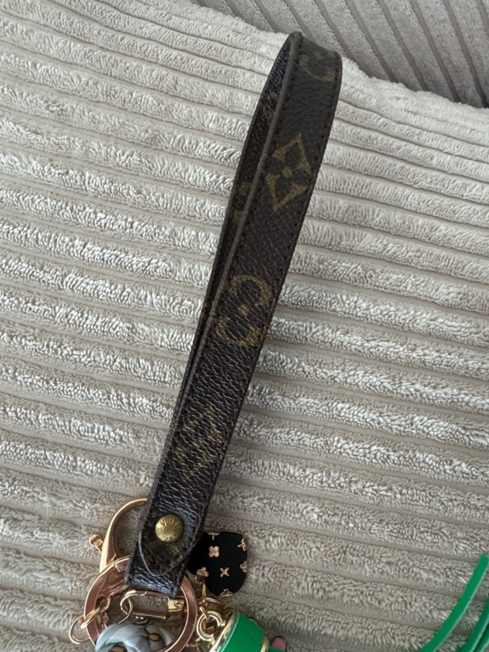 Louis Vuitton Monogram shoulder bag pouchette. - Picture 14 of 15